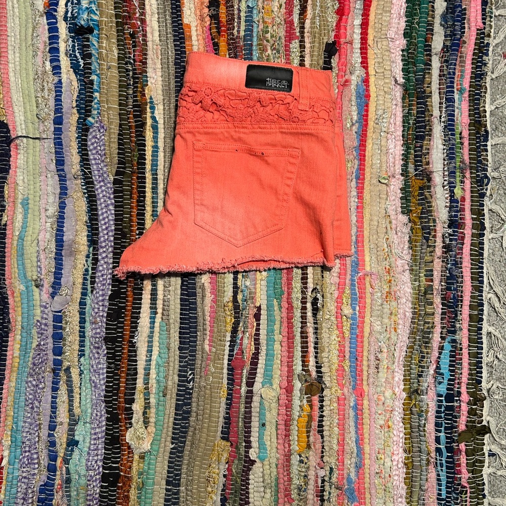 Thread 🧵 Market Women's coral 🪸 Shorts - Picture 2 of 2
